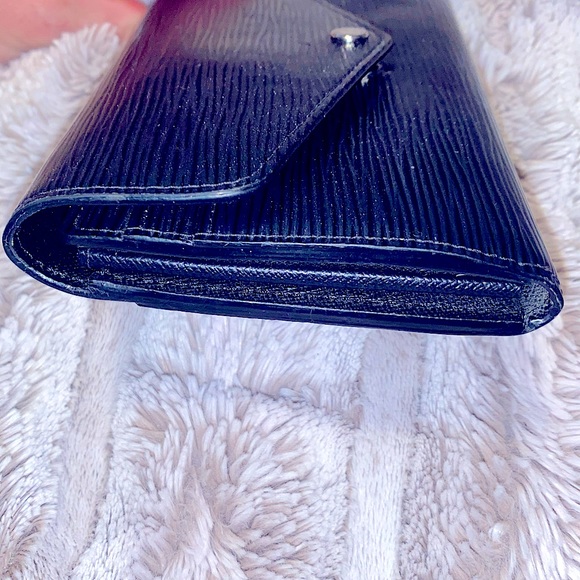 ❌ SOLD ❌ 
Authentic Louis Vuitton - Sarah Epi Wallet in black - Picture 10 of 10